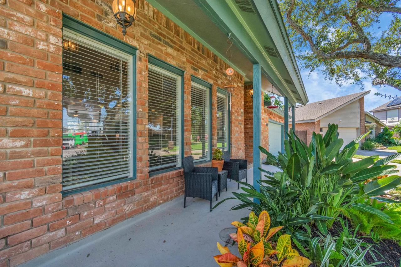 Beauty On The Water! Lake House Near The Beaches! Galveston Kültér fotó