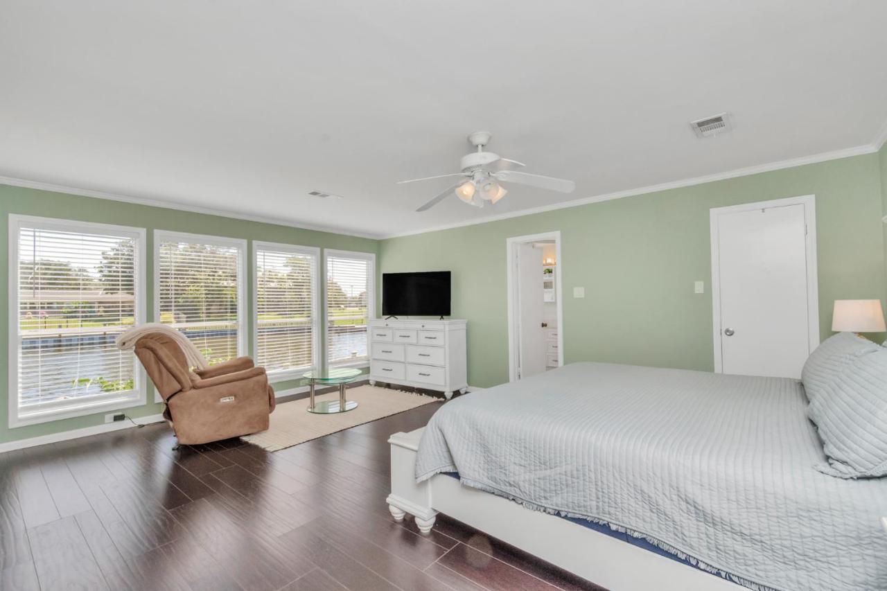 Beauty On The Water! Lake House Near The Beaches! Galveston Kültér fotó