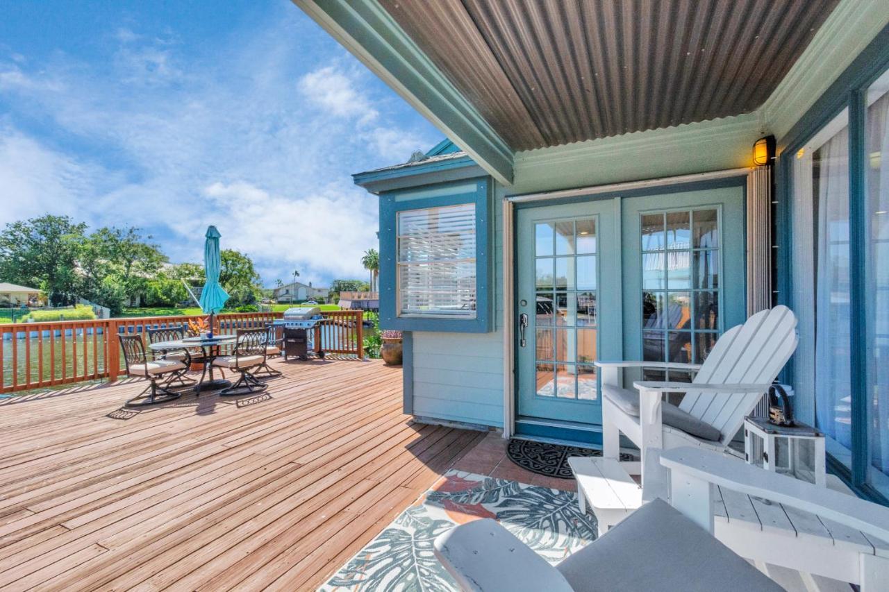 Beauty On The Water! Lake House Near The Beaches! Galveston Kültér fotó