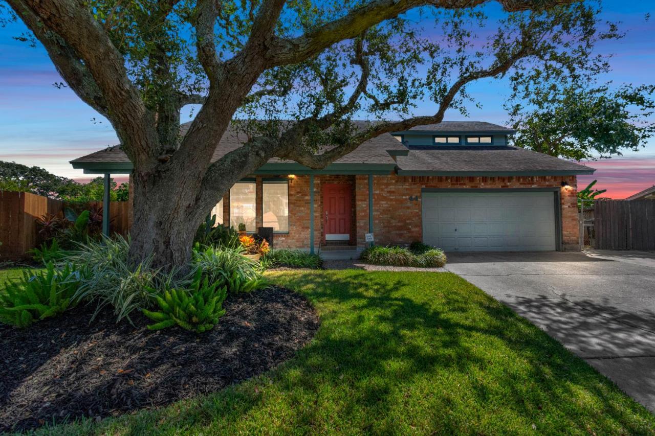 Beauty On The Water! Lake House Near The Beaches! Galveston Kültér fotó